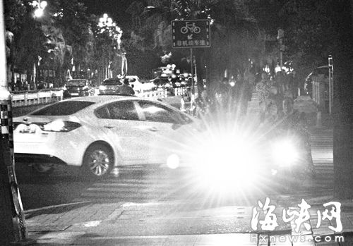 福州华林路上，刺眼的电动车车灯，晃得人睁不开眼