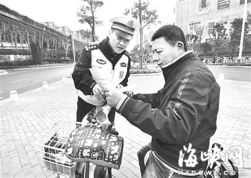 仓山交警大队大队长郭文劝导不按道行驶的电动车骑手