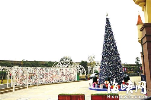 天泽奥莱时代广场前已竖起圣诞树