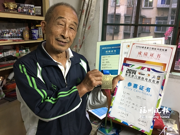 连续5年跑完全马 福州79岁“花样爷爷”走红(图)