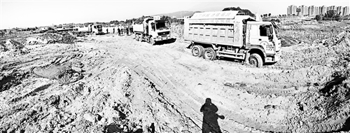 昨日上午，仓山城管在浦口村查扣了三辆乱倒渣土的渣土车