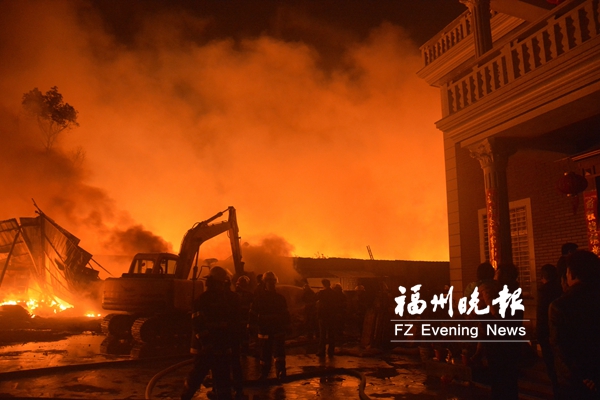 福清一鞋厂边角料堆垛着火 失火面积超300平方米