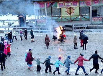 人们围绕着焚烧的稻草人跳起圆圈舞，期盼新年万事如意。谭武军摄