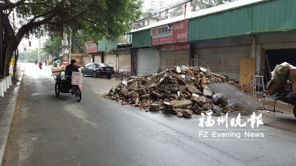 福三路大量建筑垃圾堵路　洪山镇城管：马上清运