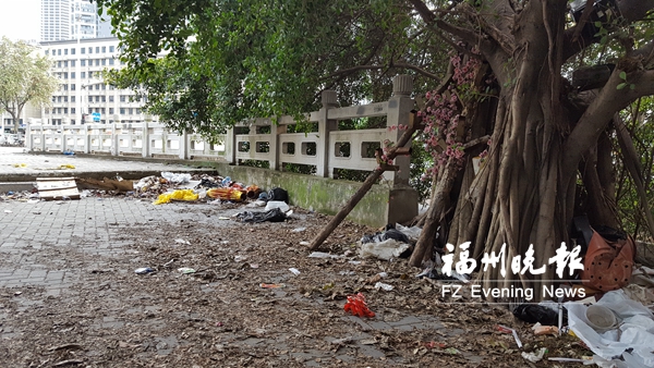 大庆河内侧路面垃圾堆积　上海街道：今天就清理