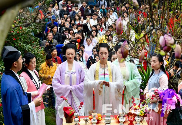 传统花朝节再现　福州姑娘在乌山还原祭花神盛典 