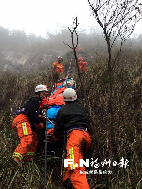 男子鼓岭坠崖　70米悬崖上救援人员展开生死营救