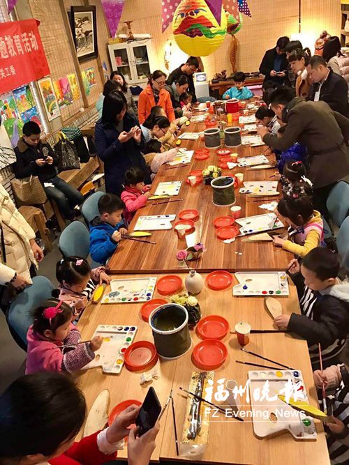 温泉街道“三爱”系列活动进社区　大人孩子齐做陶艺