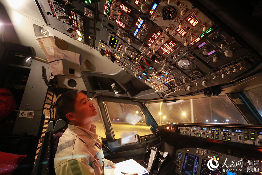 福州飞机“体检师”披星戴月检修　一架飞机需检测百余项目