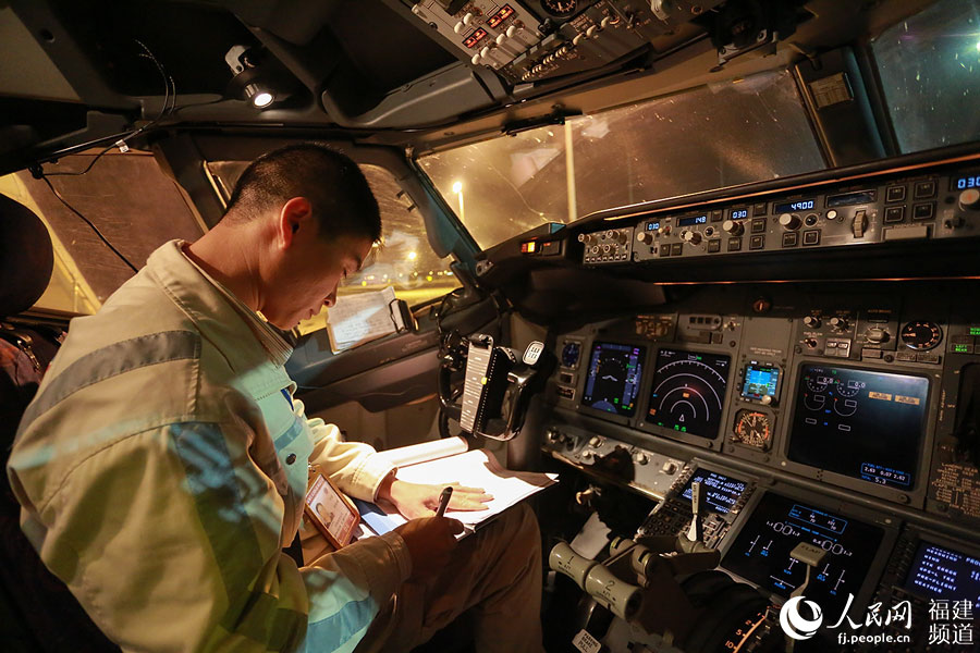 福州飞机“体检师”披星戴月检修　一架飞机需检测百余项目