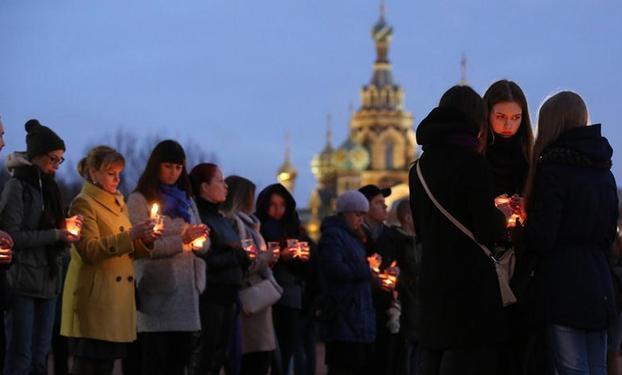 （国际）（1）圣彼得堡市民为地铁爆炸案遇难者哀悼祈福