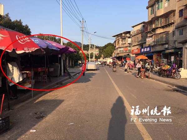 晋六小校外一段道路有人占道摆摊　城管马上整治