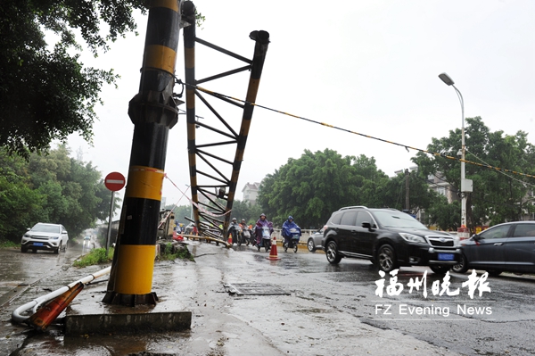 货车撞断限高架洪塘大桥拥堵3小时 协管员冒雨疏导