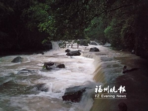 山洪暴发44人被困青云山 消防到场营救全部安全转移