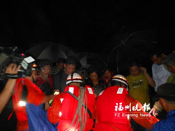 山洪暴发44人被困青云山 消防到场营救全部安全转移