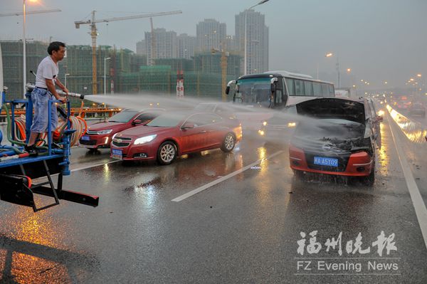 面包车自燃洒水车帮忙 记者路过将乘客送至安全处