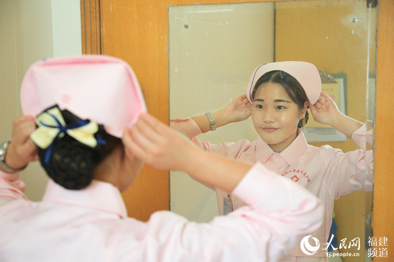 王荔是福州某医院神经外科二区的一名护士。这天上白班，她早早就来到科室，准备好迎接一天的工作。