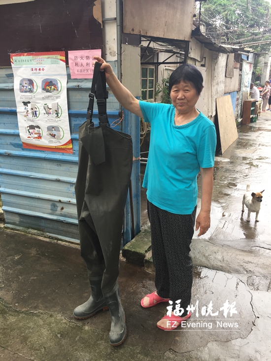 内涝成往事　各方合力为硫酸厂宿舍垒起护坡抽干积水