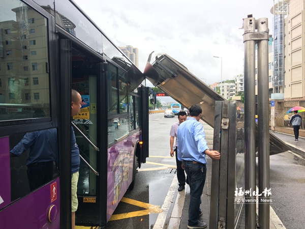 站台雨遮垮塌砸中公交车　所幸没有造成乘客受伤