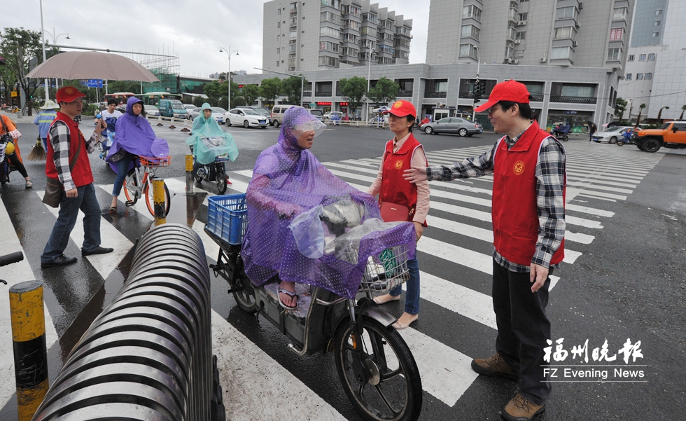 福州志愿者冒雨坚守24个路口　维持交通服务市民