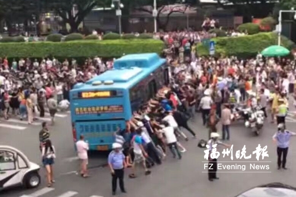福清闹市一老人被卷公交车底　数十路人抬车救人