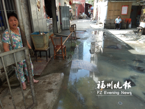 锦江新村污水倒灌两月不退　水务管网公司：马上处理