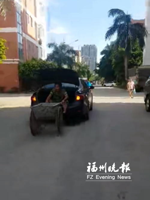 福州一轿车后备箱载人还拉车 交警:涉三项违法　