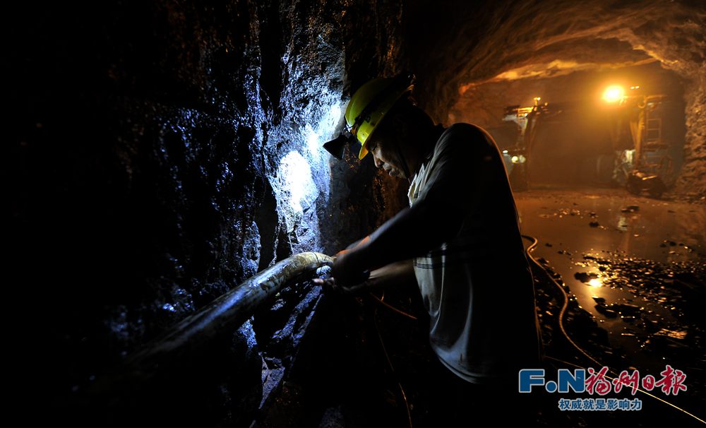 采用全新爆破方式　福州“高水高排”主隧洞加速掘进