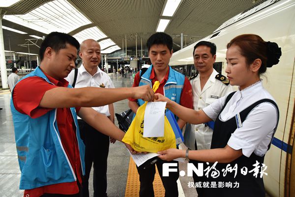 福州火车站送出第一份网络订餐　乘务员检查送餐
