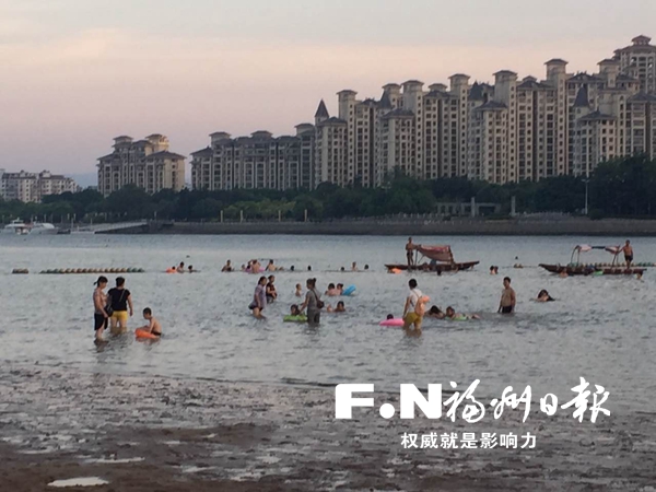 高温引爆“亲水”经济　水上乐园、天然泳场等受热捧