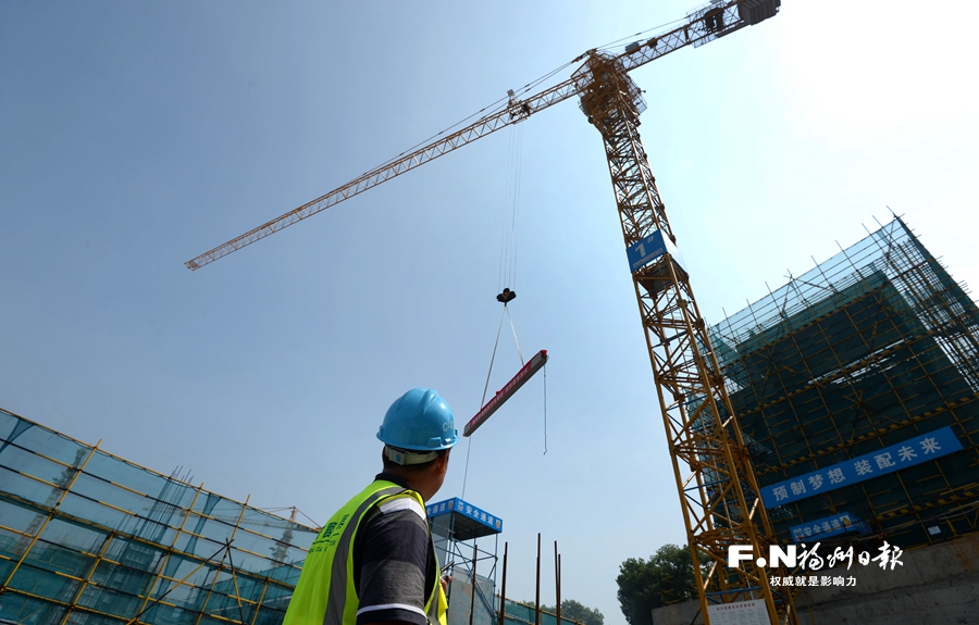福州城区首个装配式建筑吊装预制构件