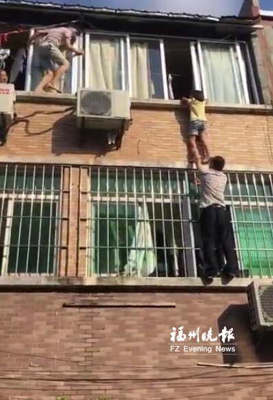 女童为找妈妈悬挂3楼窗外 邻居爬窗托举将其救下