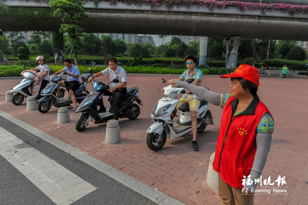 红马甲小红帽　志愿者身影满榕城