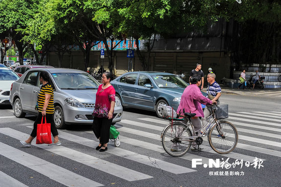 交警整治两个月见效　斑马线前“绅士车”越来越多