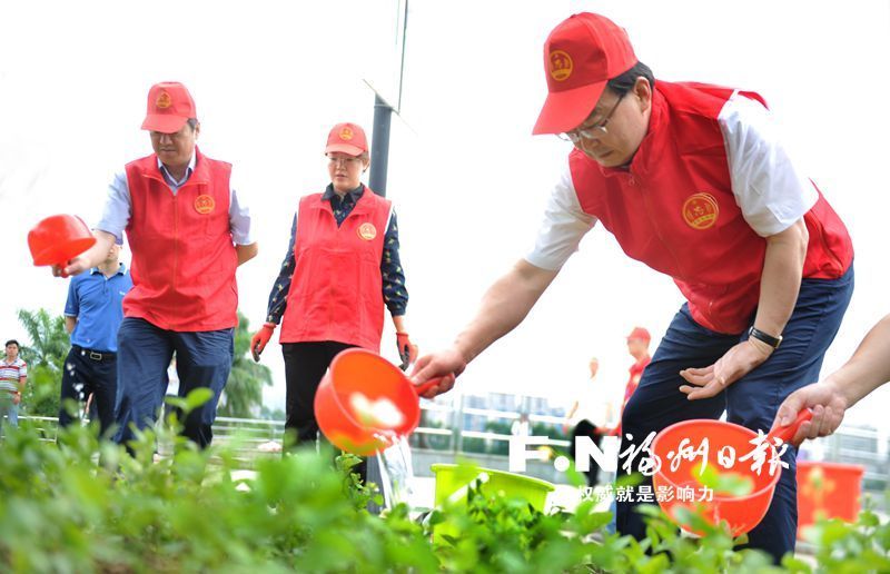 王宁尤猛军在闽江公园参加爱绿护绿党员志愿服务活动