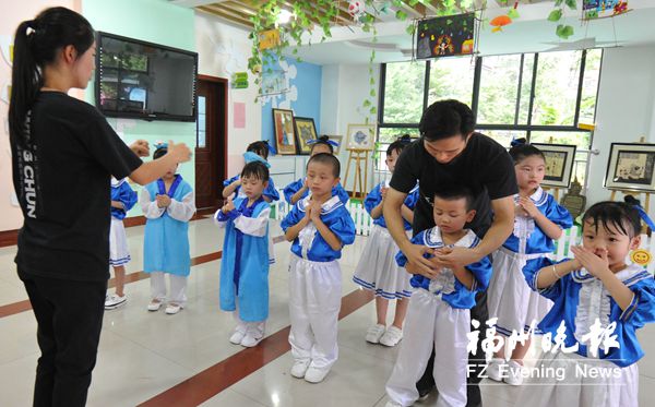 “非遗”项目走入幼儿园　孩子学柘荣剪纸和咏春拳