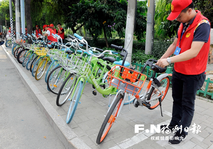 党员志愿者参与共享单车文明劝导志愿服务