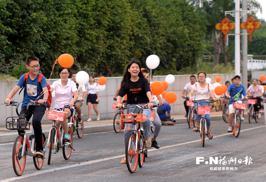首个“世界骑行日”　热心市民为绿色交通助力