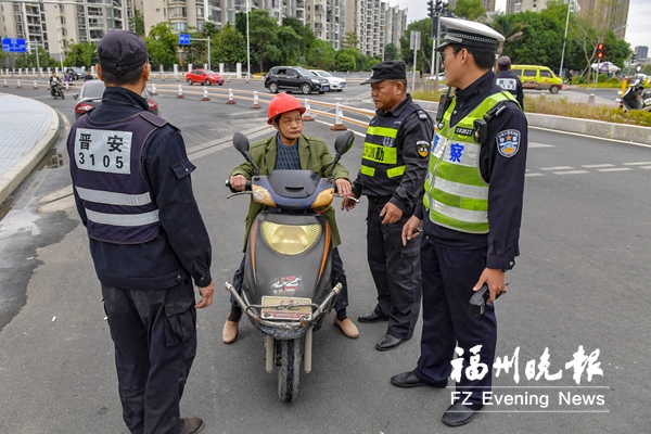 晋安交警查非机动车交通违法 一小伙连收三张罚单