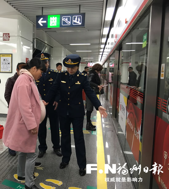 福州地铁文明新风逐渐形成 市民排队买票有序乘车