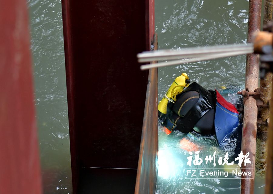 福州琼东河正在加快整治　潜水员水下焊钢坝闸