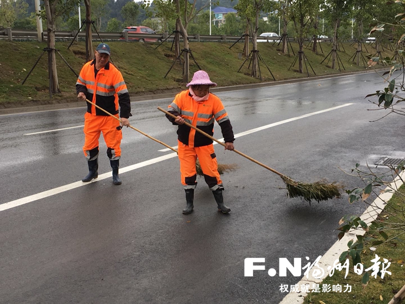 甘当“马路天使”的环卫夫妻