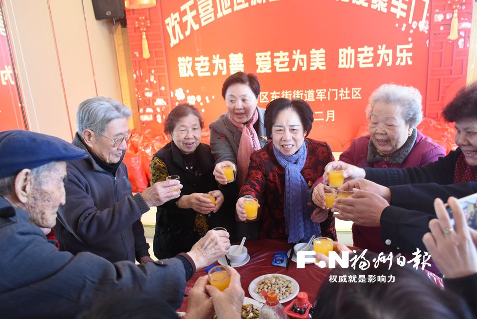 福州军门社区居委会主任林丹：连续18年陪社区孤老和外来人员吃年夜饭