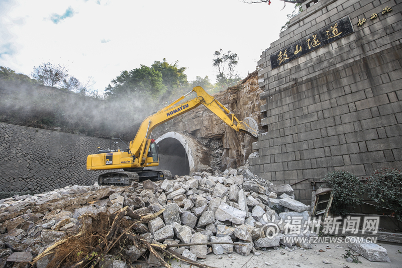 福马路提升改造工程春节不停工 近百工人坚守岗位