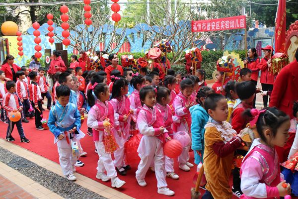 幼儿元宵踩街欢　 共享传统民俗情