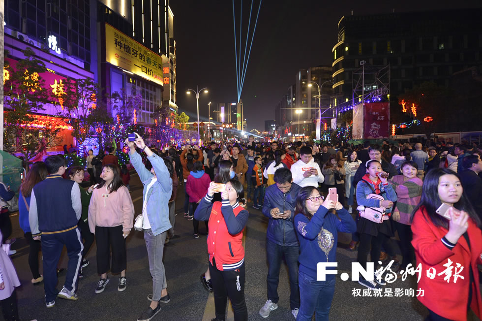 这一夜，属于东街口 