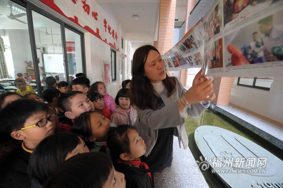 福州新店小学有一支教师家长“红马甲”志愿者队