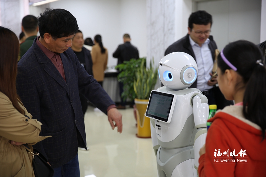 连江县市民服务中心启用　政务服务机器人帮你办事
