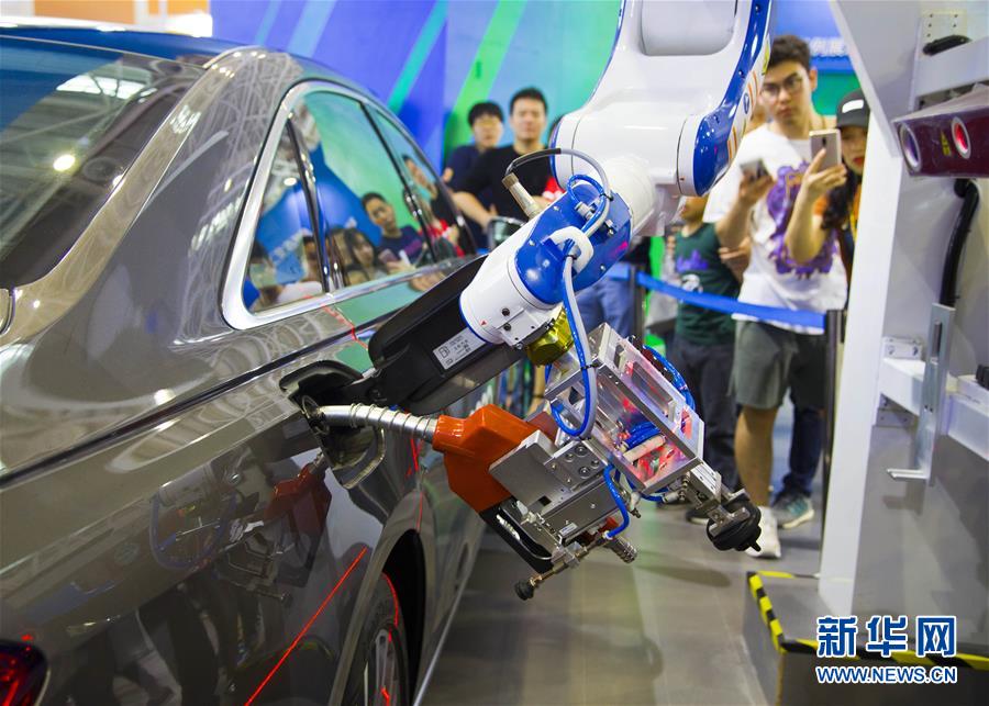 智能加油机器人亮相福州