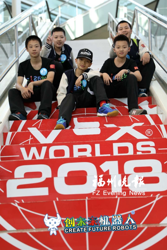福州5名学生夺世界机器人竞赛冠亚军